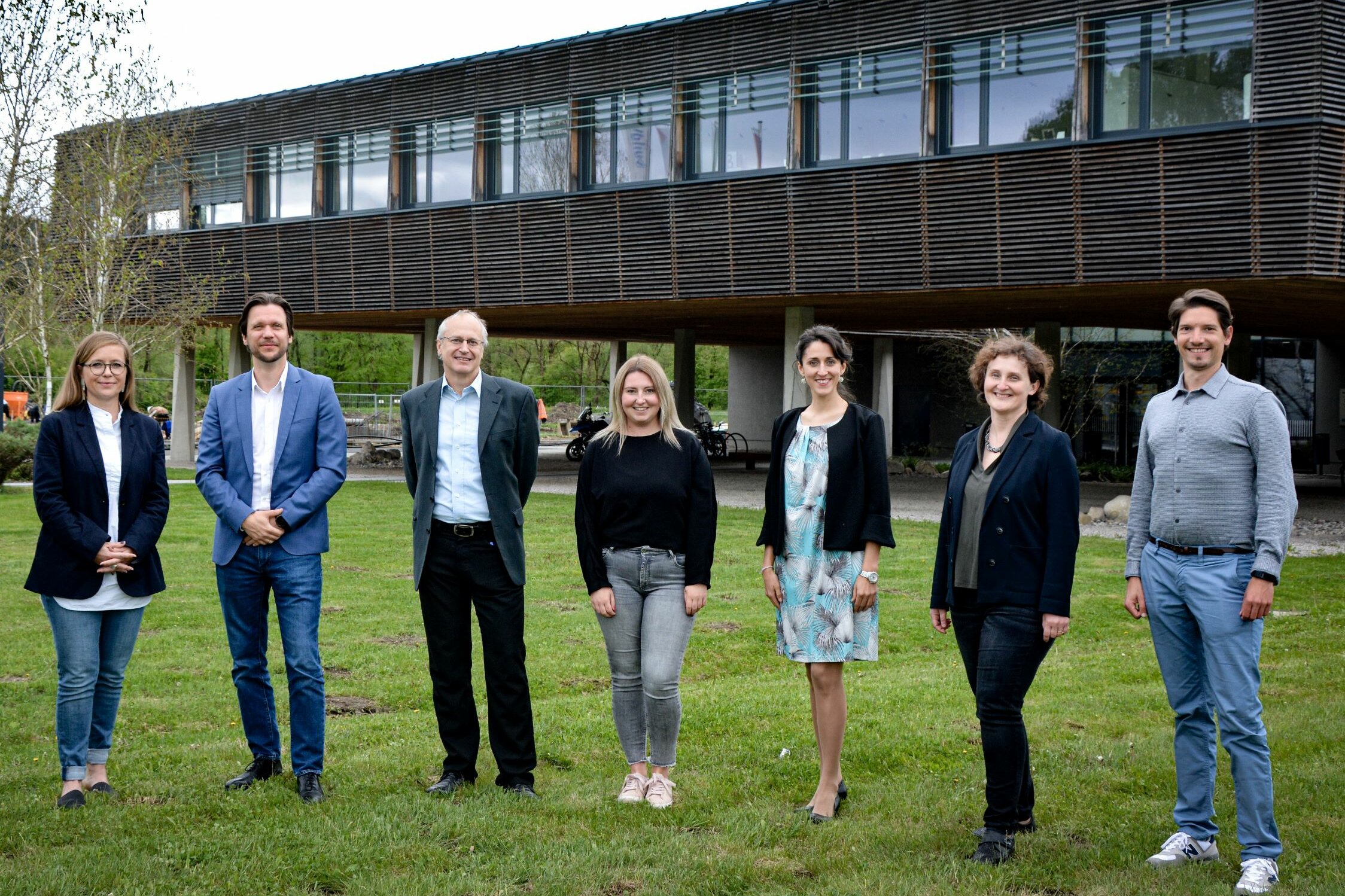 Silicon Alps Cluster Team vorm Bürogebäude im tpv