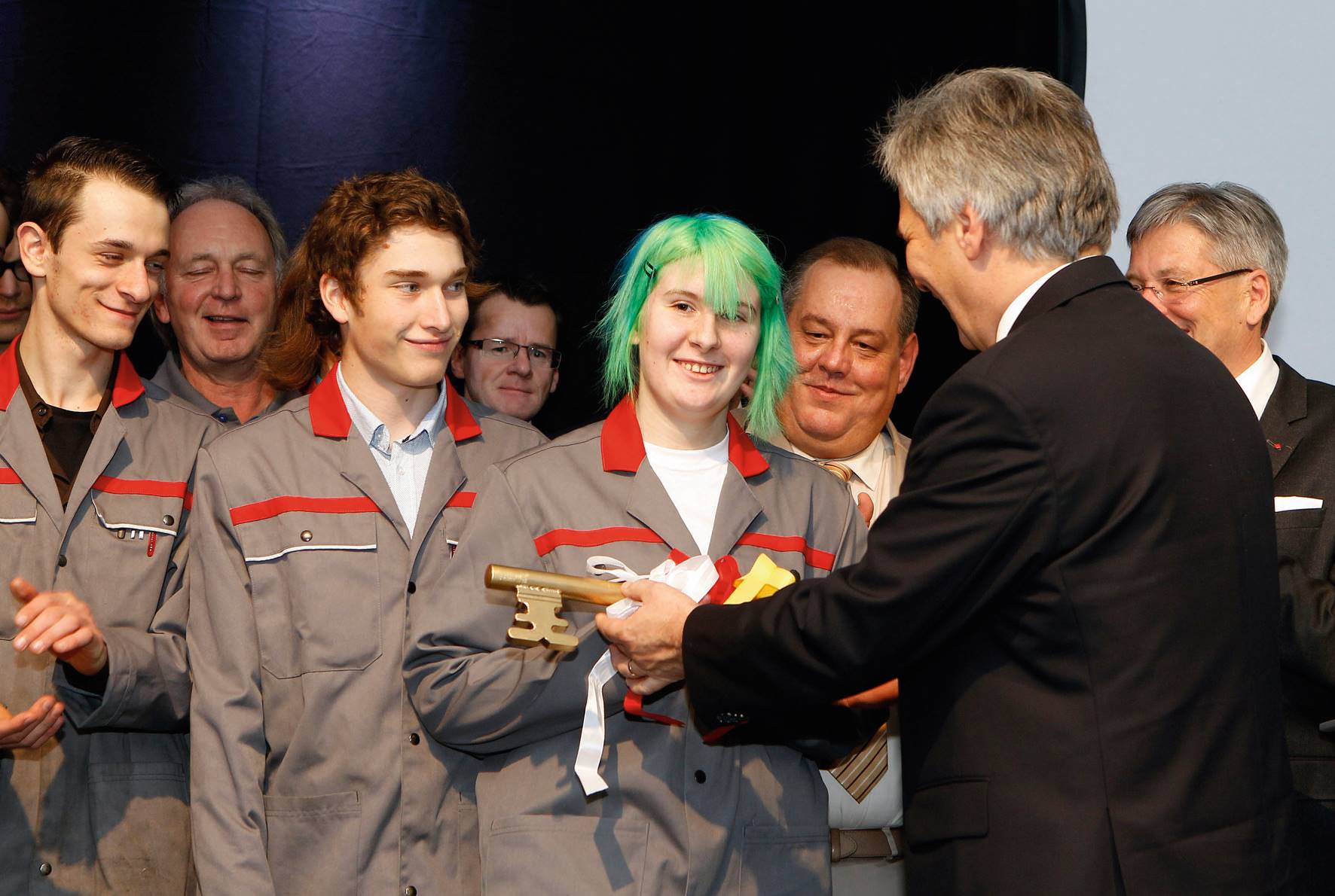 Chancellor Werner Faymann hands apprentices the key to their workshop