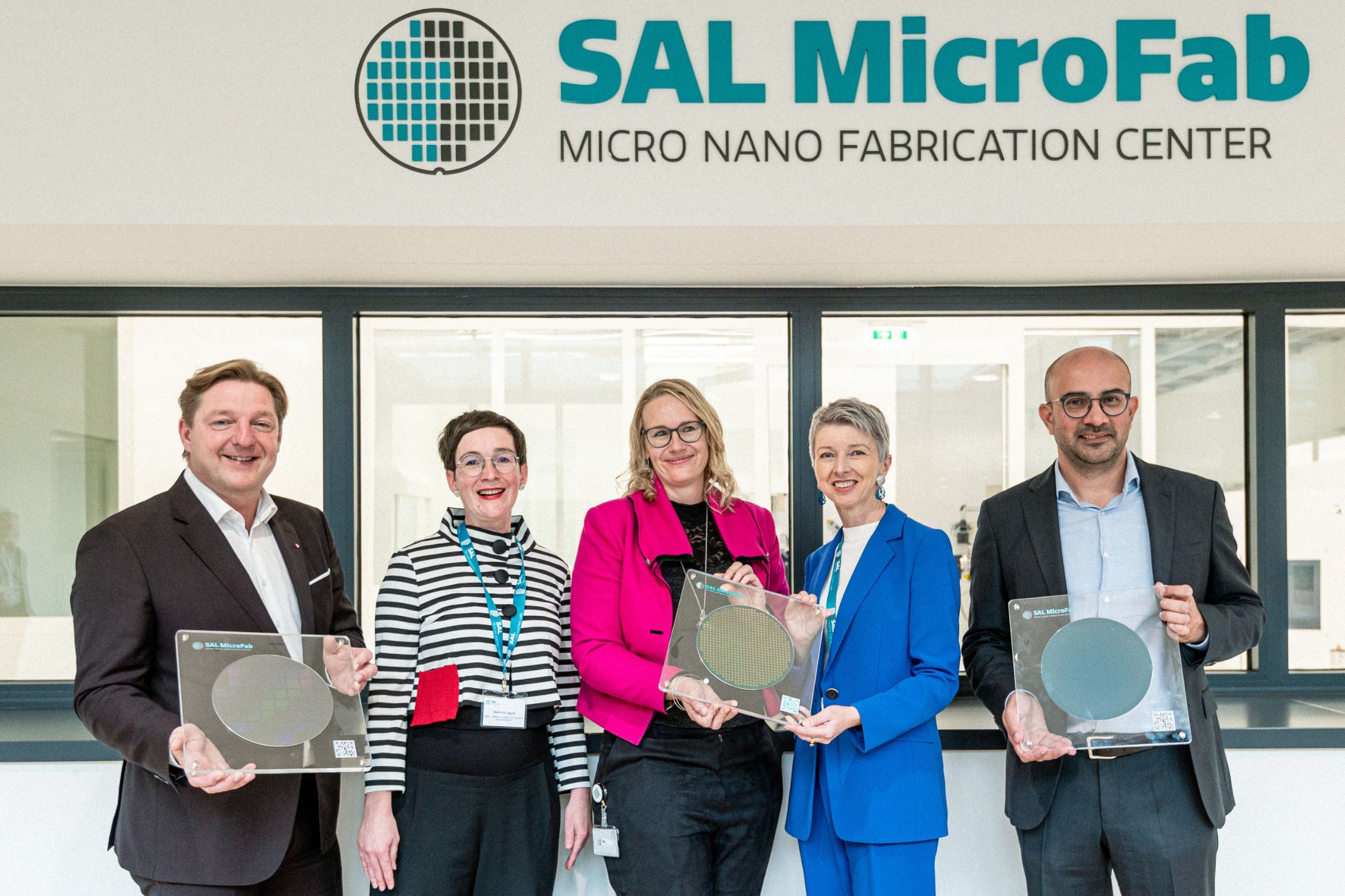 Group photo at the opening of SAL's research cleanroom