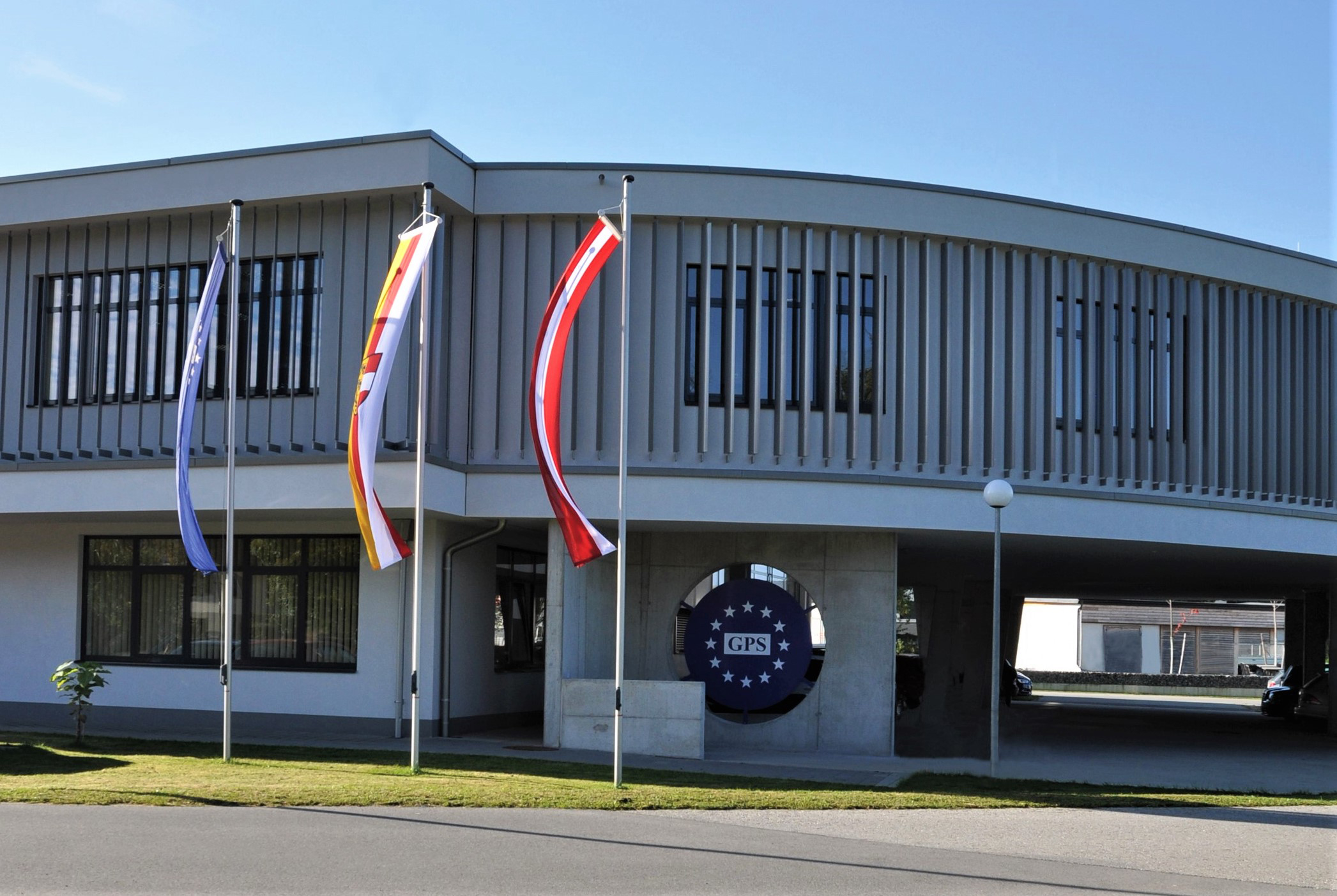 Blick auf den Eingang und die Flaggen des GPS Ausbildungszentrums