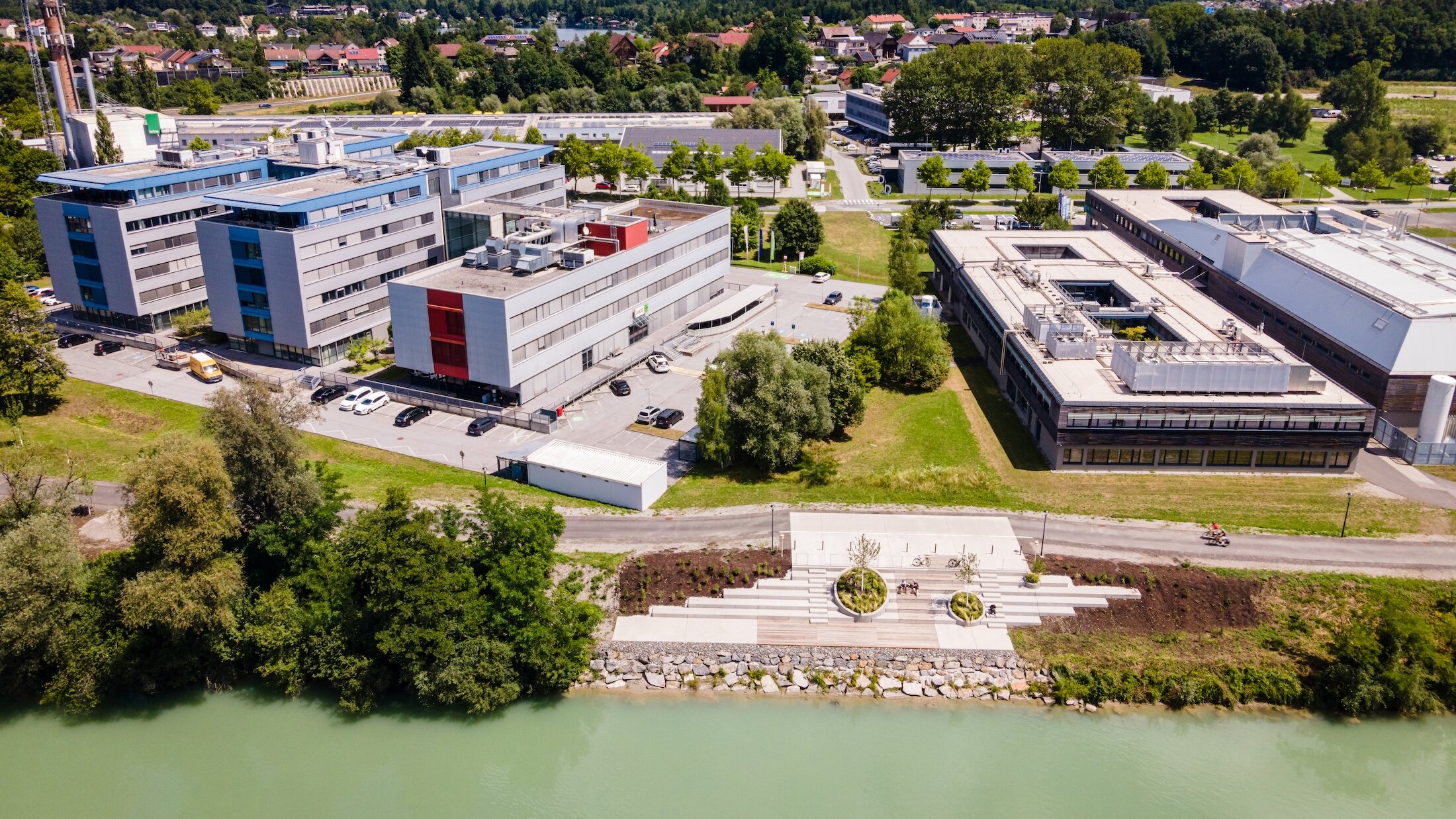 Die neue Flusstribüne direkt an der Drau.