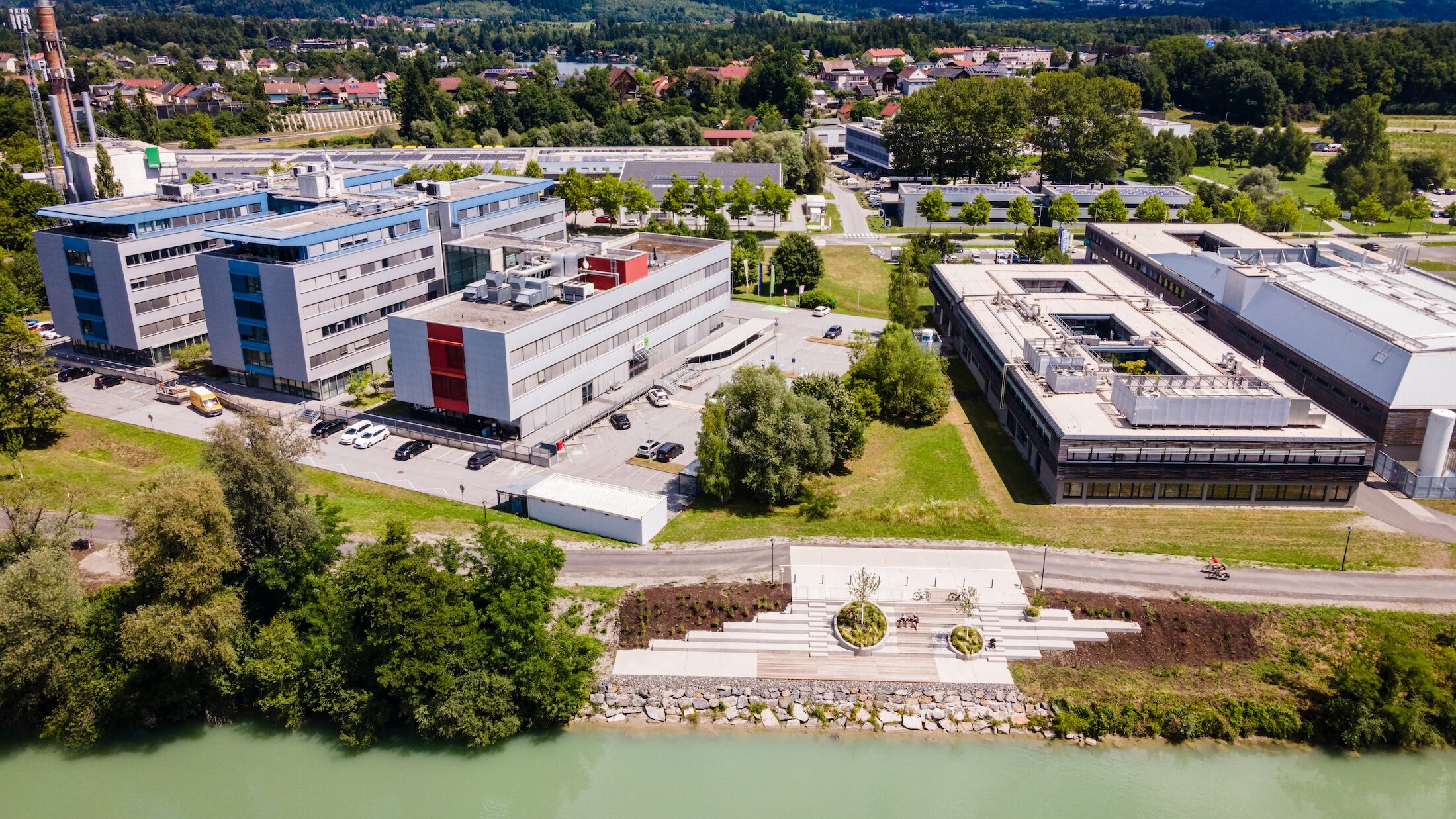The new river grandstand directly on the Drau river.