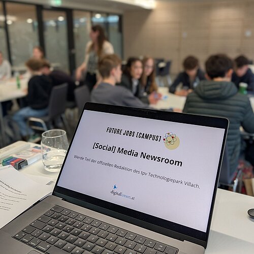 Workshop-Präsentation mit Jugendlichen im Hintergrund