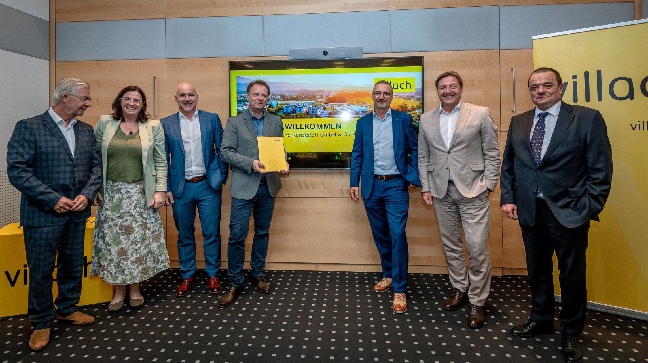Gruppenfoto bei der Vertragsunterzeichnung mit WILD