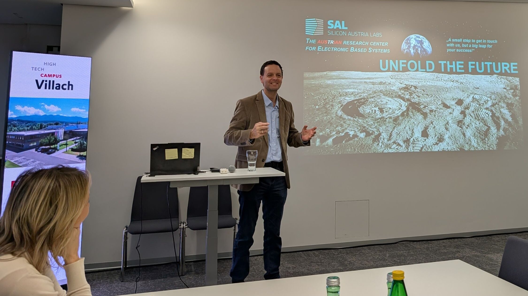 Bernhard Ladstätter beim Impulsvortrag über SAL Thomas Ladstätter hält eine Präsentation über SAL