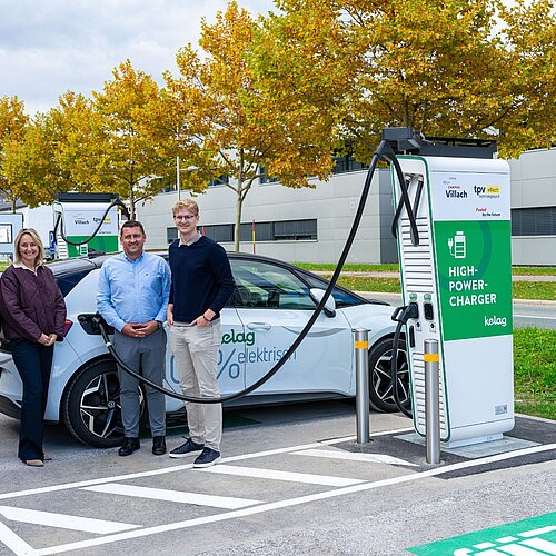 Bernhard Lamprecht (Managing Director, HTCV), Doris Mitterbacher (Park Management, HTCV), Authorized Signatory Alexander Jordan (Kelag, Head of Sales & Energy Solutions), and Dario Krnjic (Kelag, Technical Project Manager) in front of the new e-charging stations at tpv.