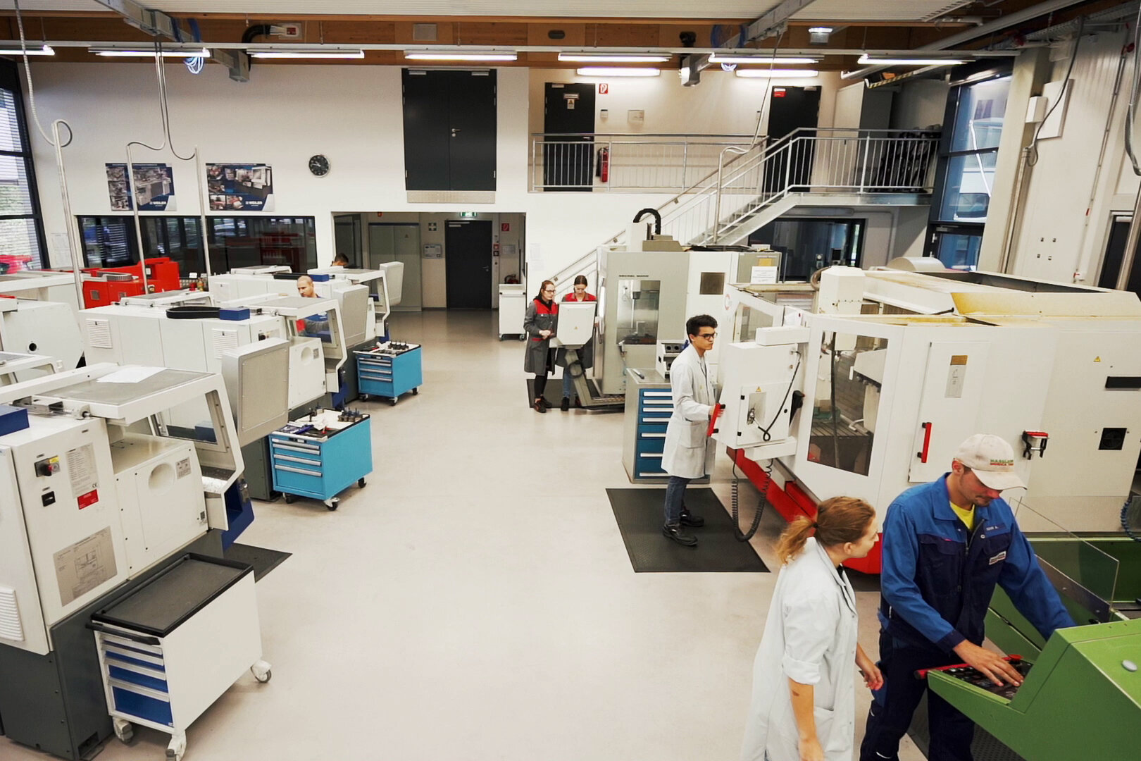 Mitarbeiter:innen bei der Ausbildung im Ausbildungszentrum Villach