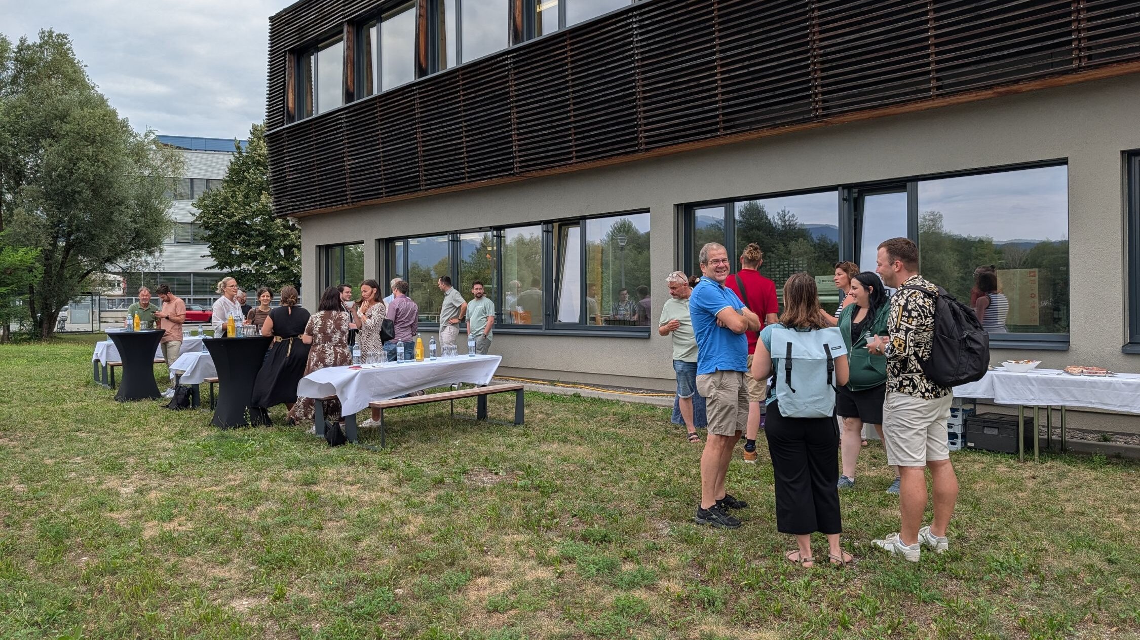 Gemütlicher Austausch und Gespräche im Freien beim vierten Business Breakfast Teilnehmer:innen des Business Breakfasts unterhalten sich