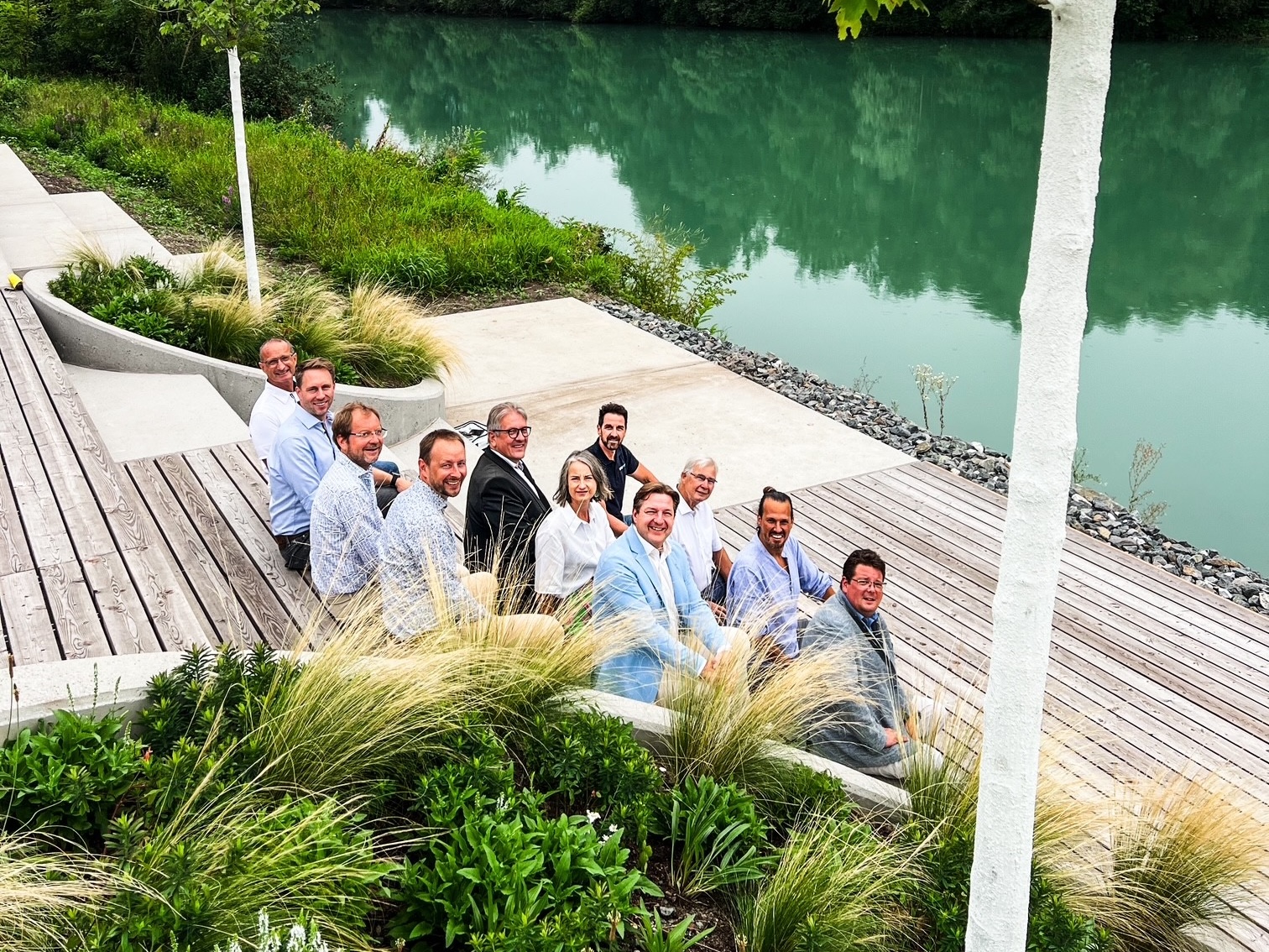 Villachs Stadtregierung um Bürgermeister Günther Albel, Technologiepark-Geschäftsführer Bernhard Lamprecht sowie Projektbeteiligte weihen die neue Flusstribüne ein