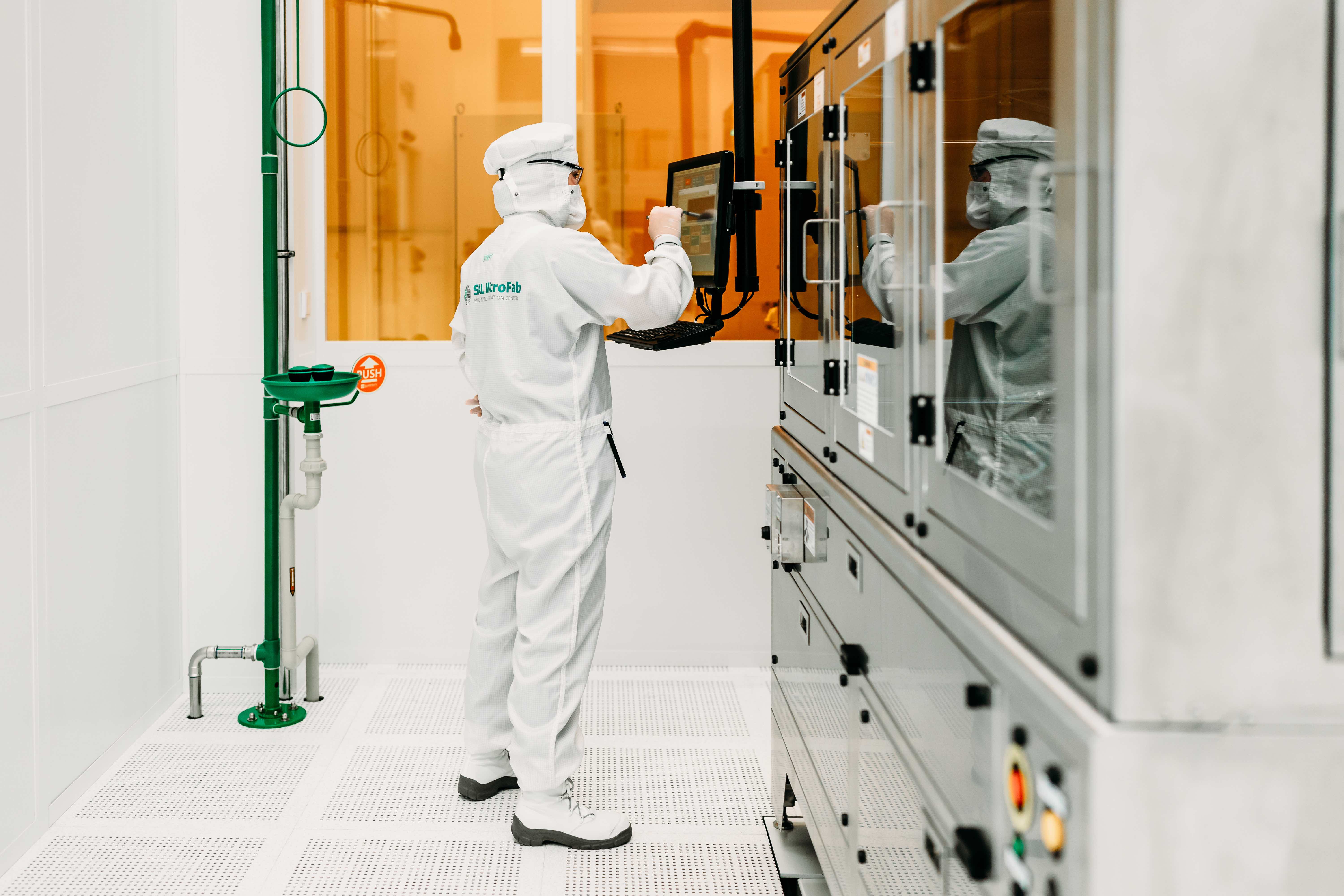 Europas erste Ionenfallen-Chip-Pilotlinie SAL Mitarbeiter im Reinraum