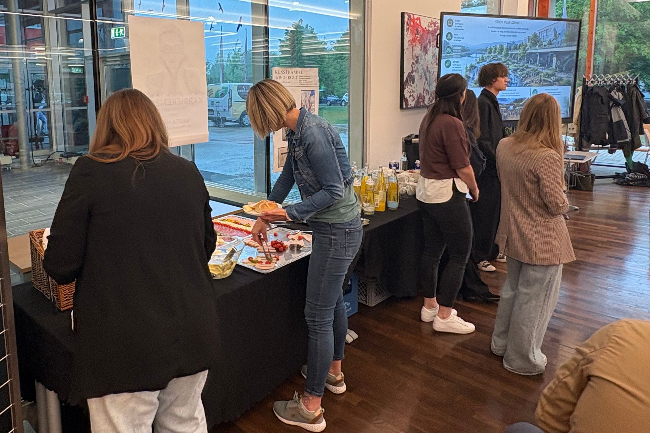 Das Buffet des dritten Business Breakfasts Teilnehmende bedienen sich beim Frühstücksbuffet