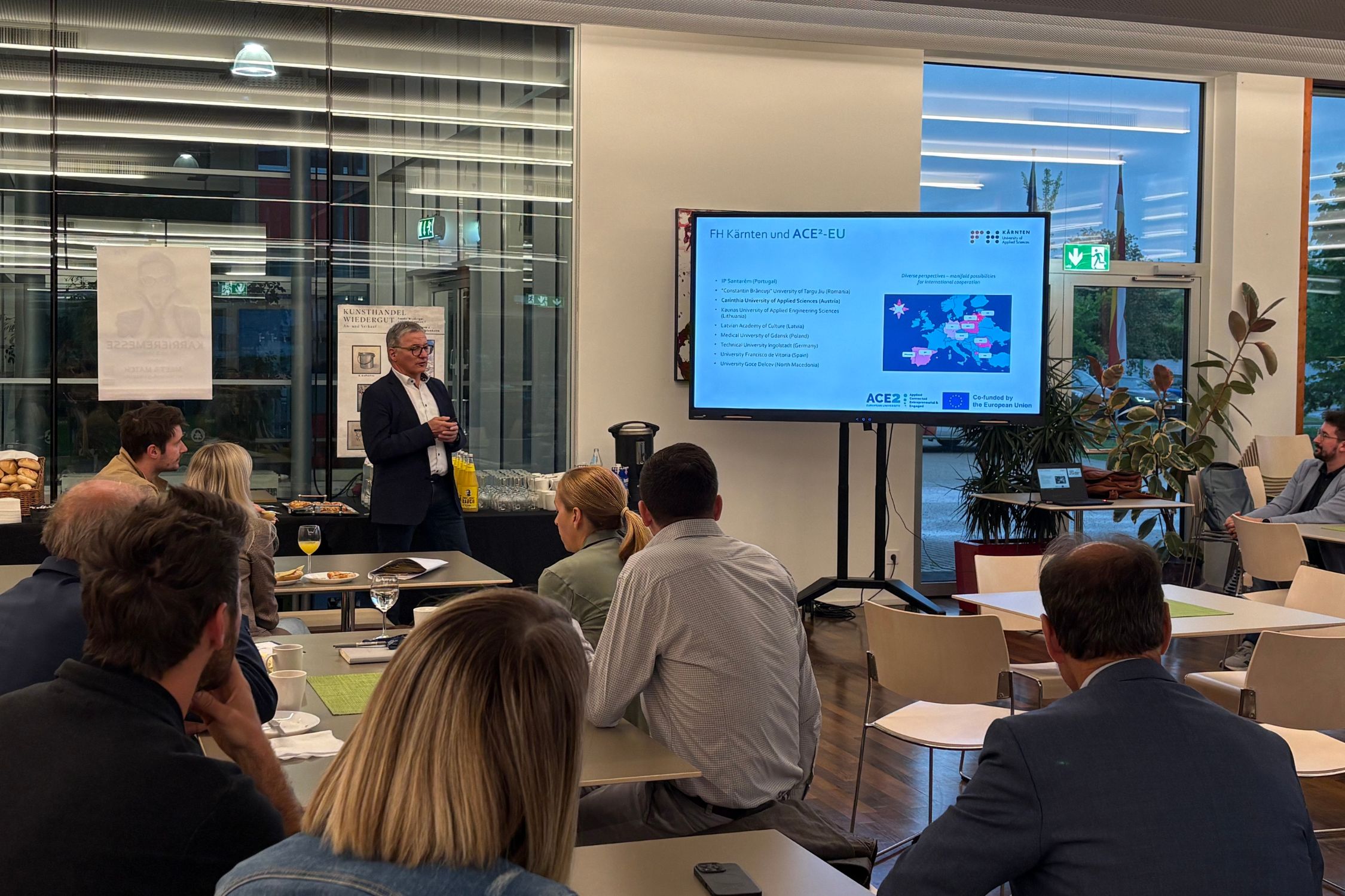 Das dritte Business Breakfast im Technologiepark Villach Erich Hartlieb beim Business Breakfast