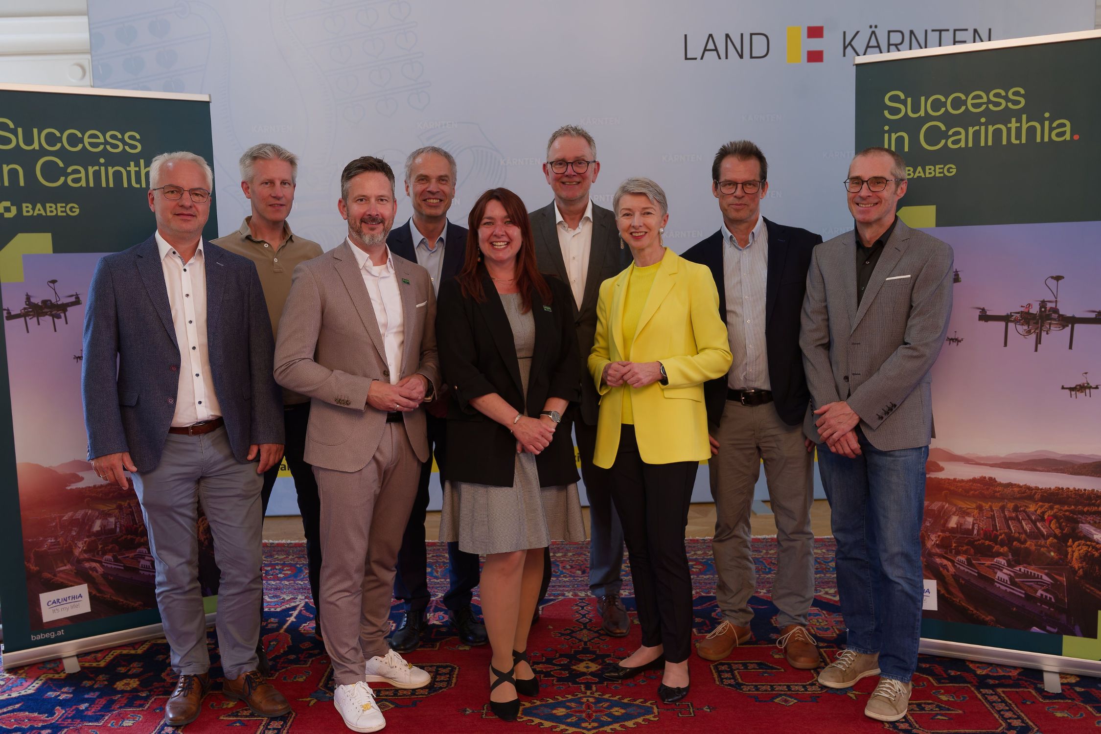 Extoll Gruppenfoto mit Gaby Schaunig