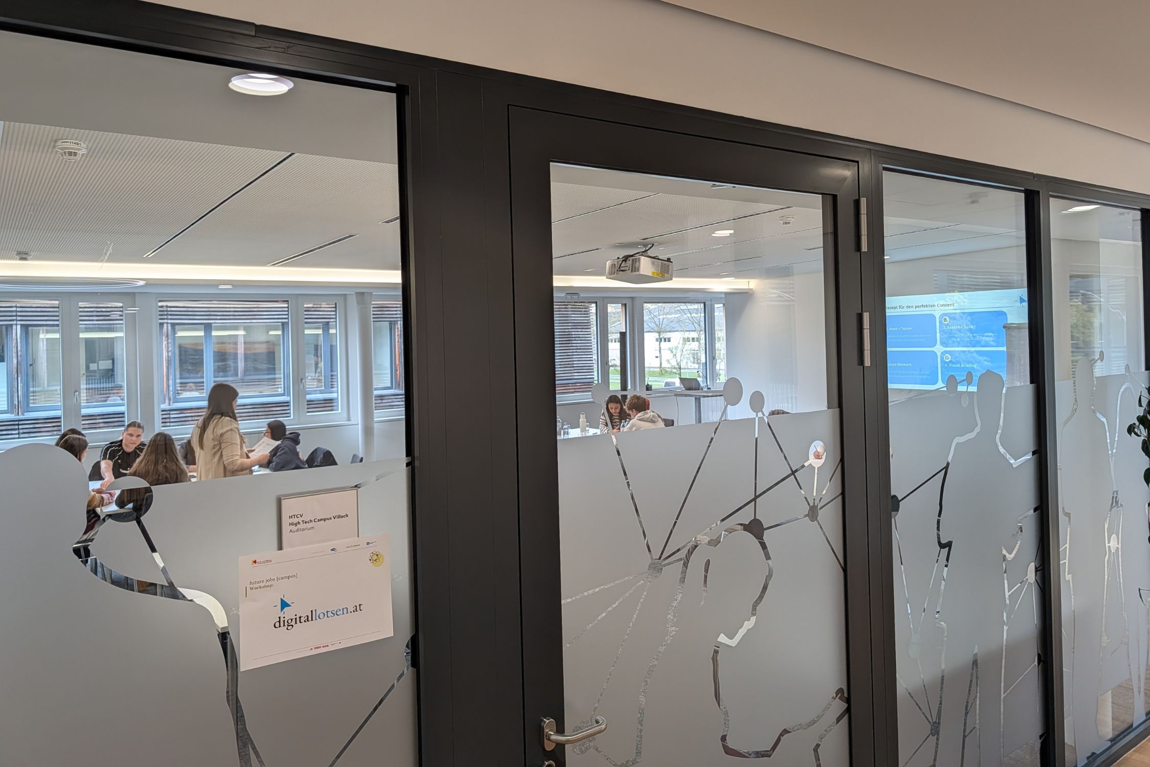 Blick durch die Verglasung auf den Medien-Workshop im tpv