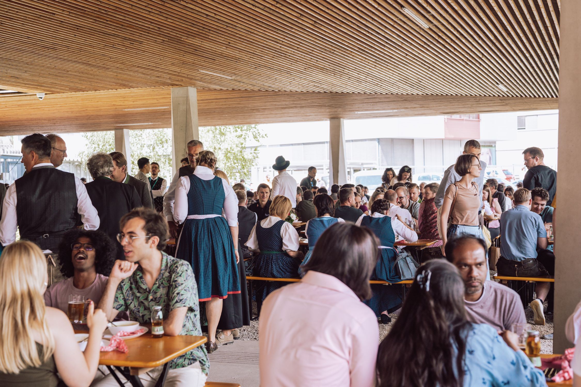 Employees of the companies at the tpv eating together
