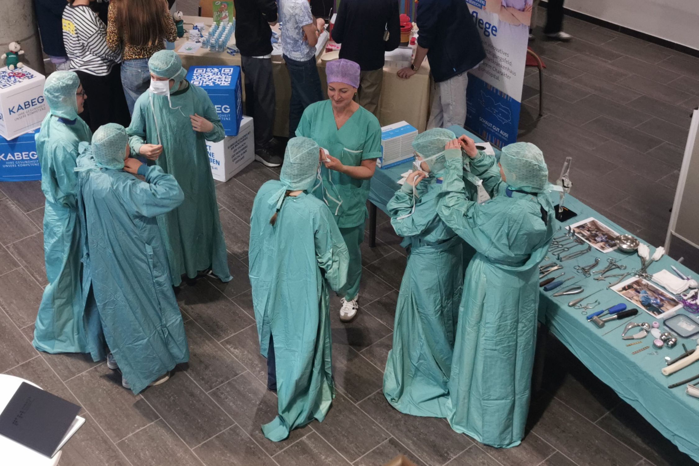 Schüler:innen in Krankenhausgewand gekleidet