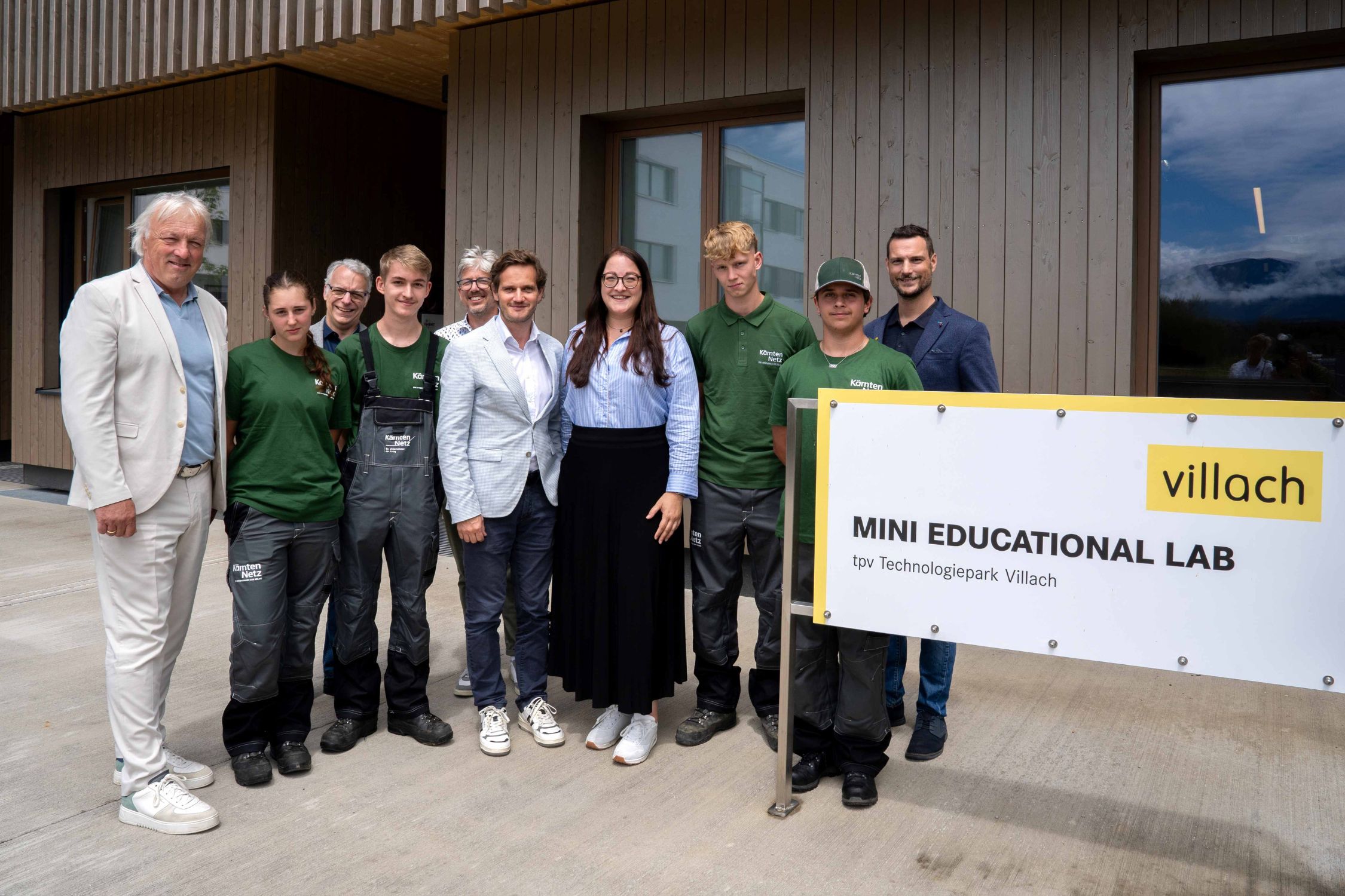 Gruppenfoto mit Kelag Managern, Lehrlingen, Vertretern des MEL und der Stadt Villach