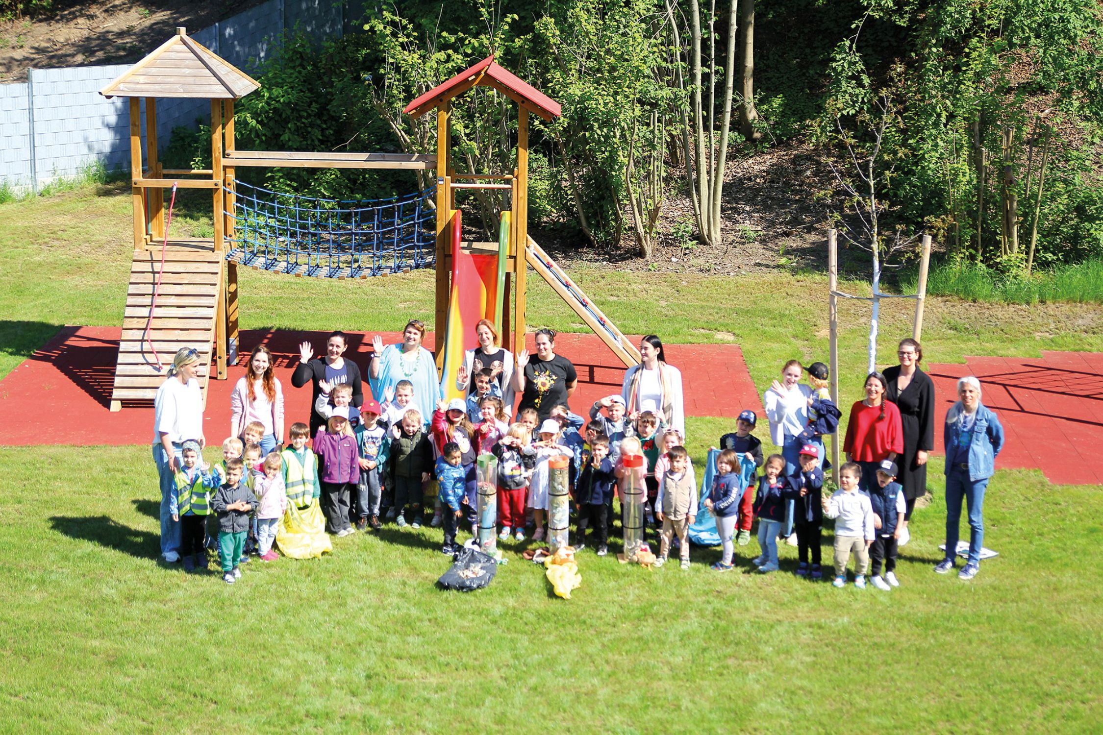 The kindergarten at the tpv taking part in the trash collection campaign