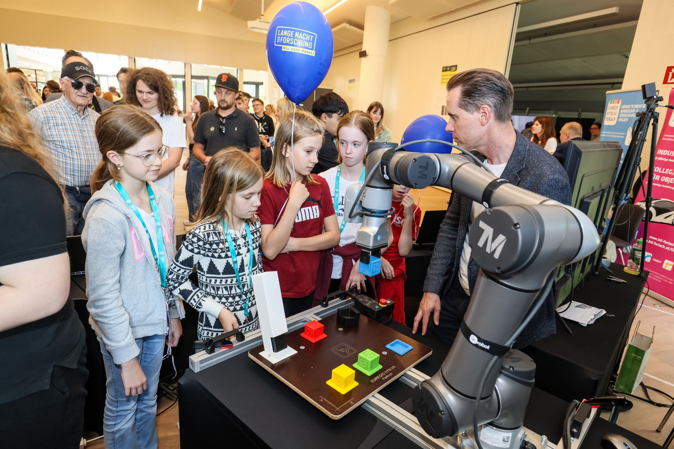 Kinder am Stationsbetrieb der Langen Nacht der Forschung 2024