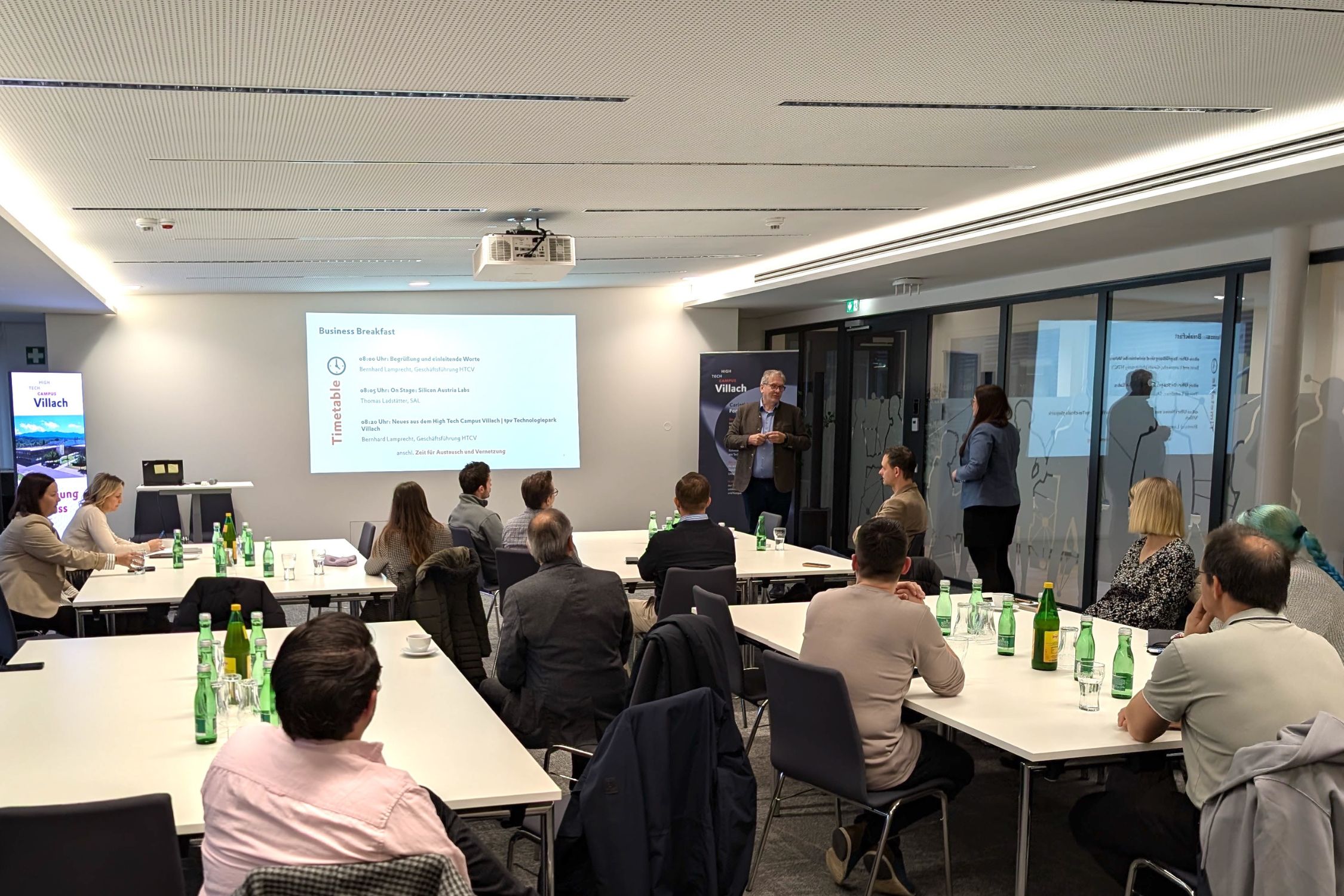 Bernhard Lamprecht welcomes the participants to the first tpv Business Breakfast