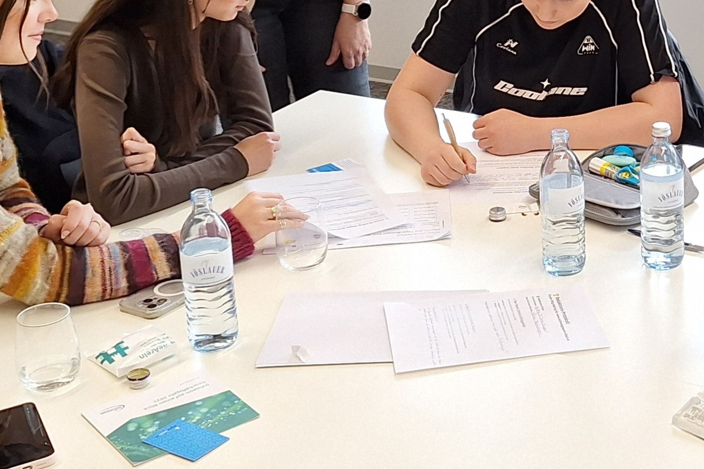 Jugendliche füllen das Redaktionsprotokoll in Gruppen aus