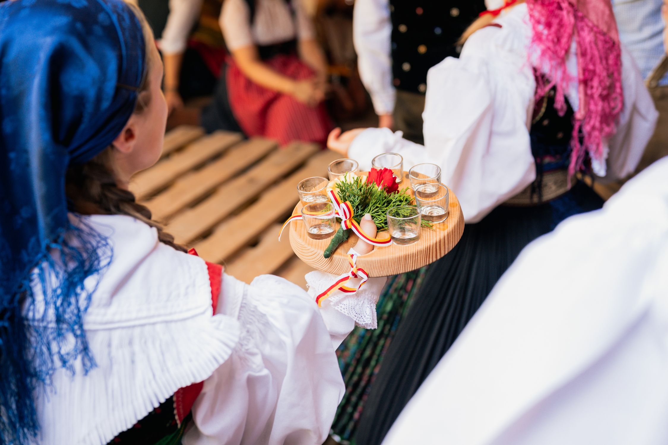Die Bauerngman verteilt Schnapps zum Anstroßen Bauerngman beim Ausschenken