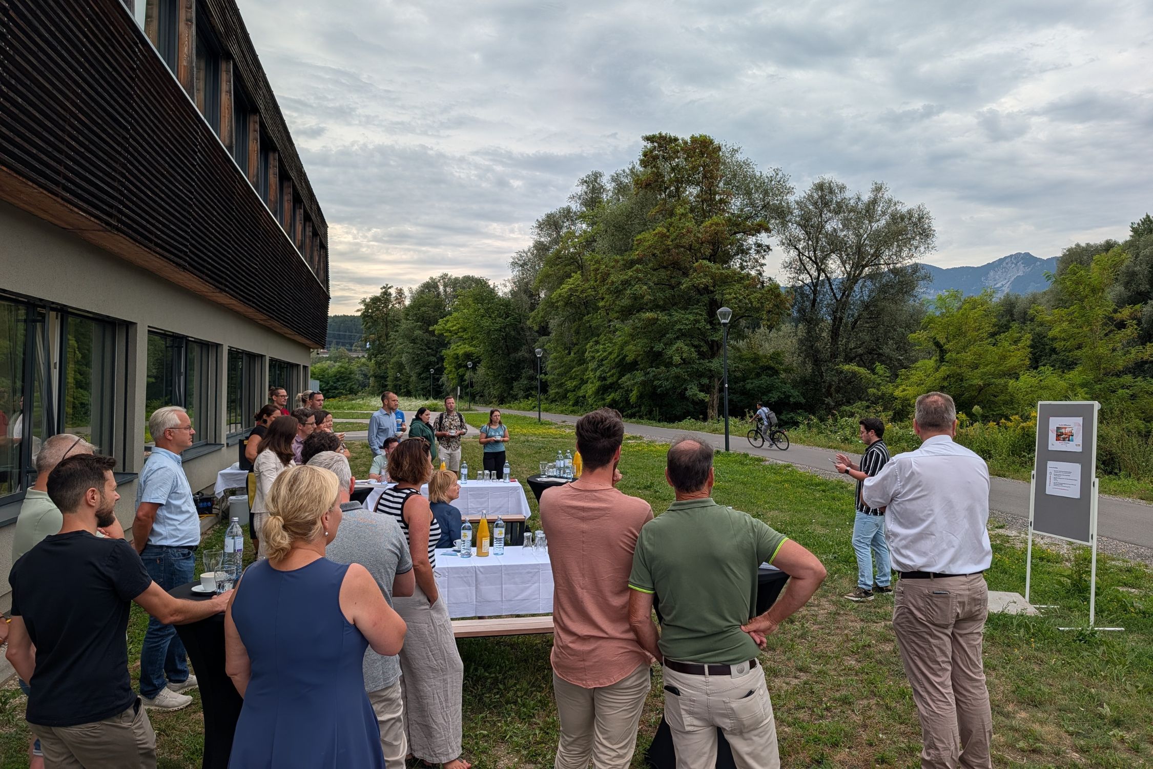 Gäste lauschen der Präsentation von Benjamin Rammel