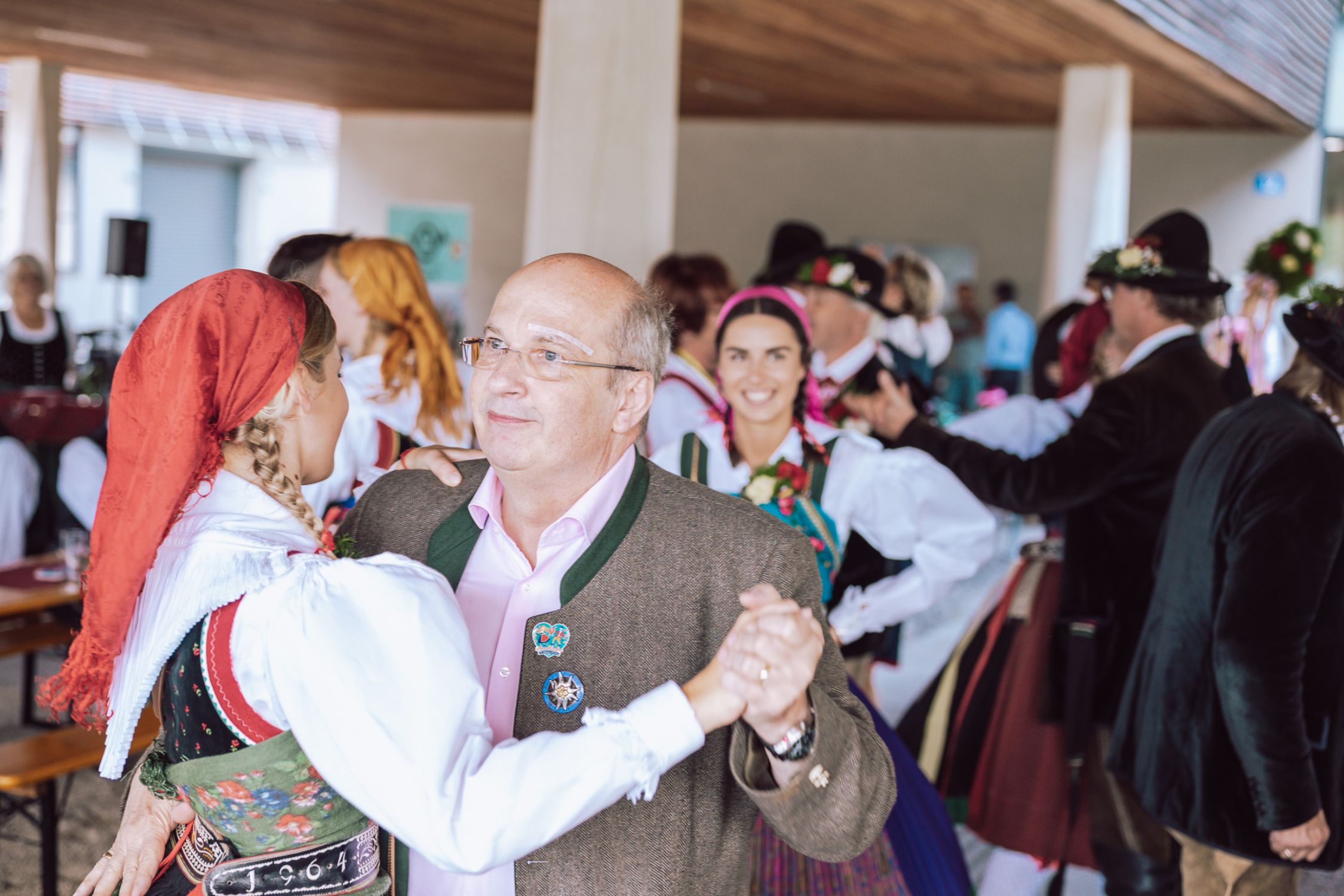 The Kirchtag hostesses dance with the visitors of the tpv Kirchtag