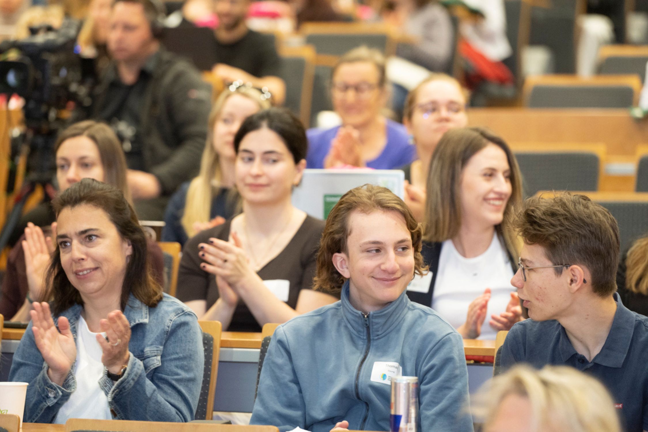 Teilnehmende an der WiDS Konferenz Klatschendes Publikum bei der WiDS Villach 2026