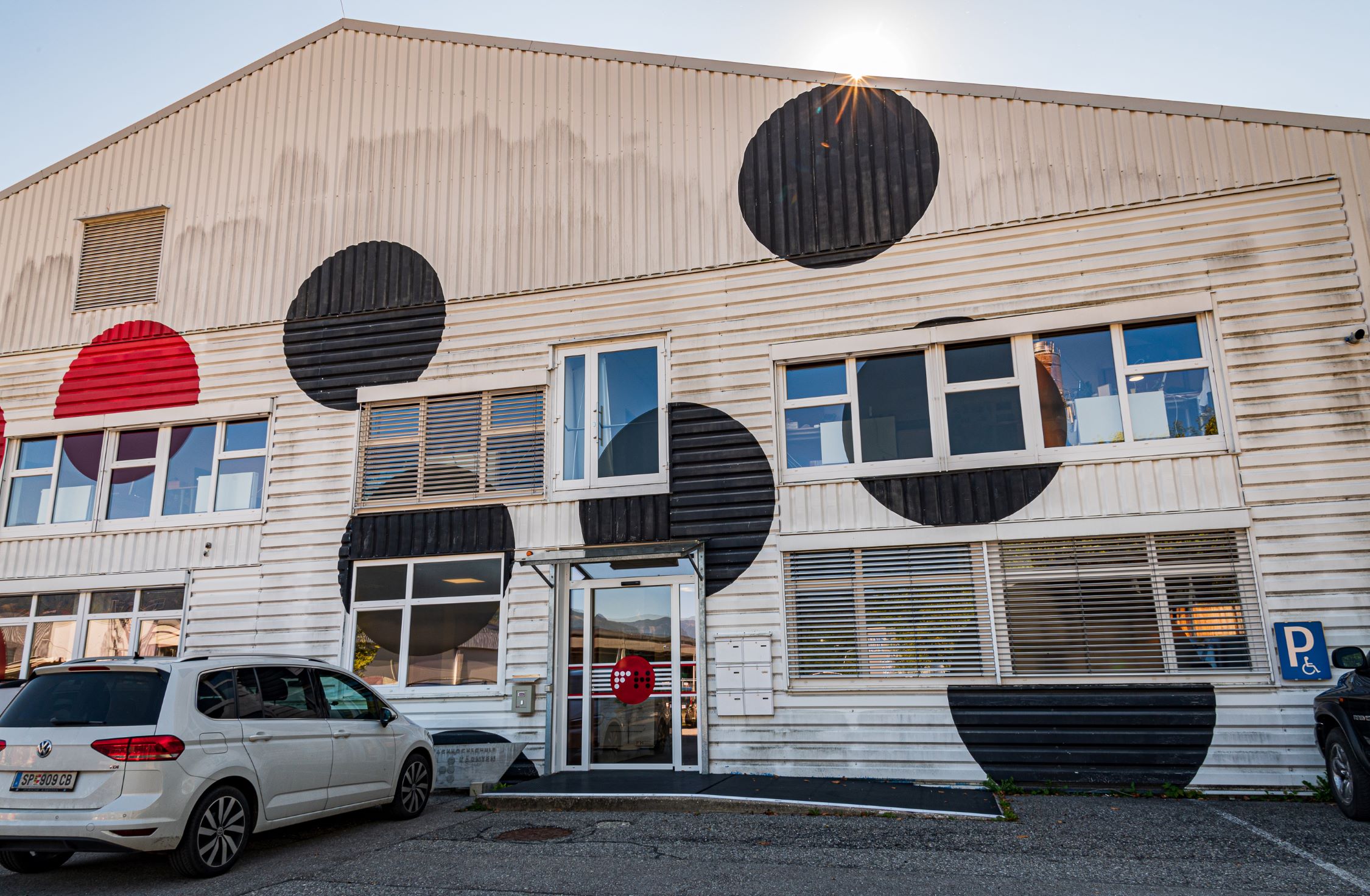 Smart Lab von aussen mit Parkplatz im tpv