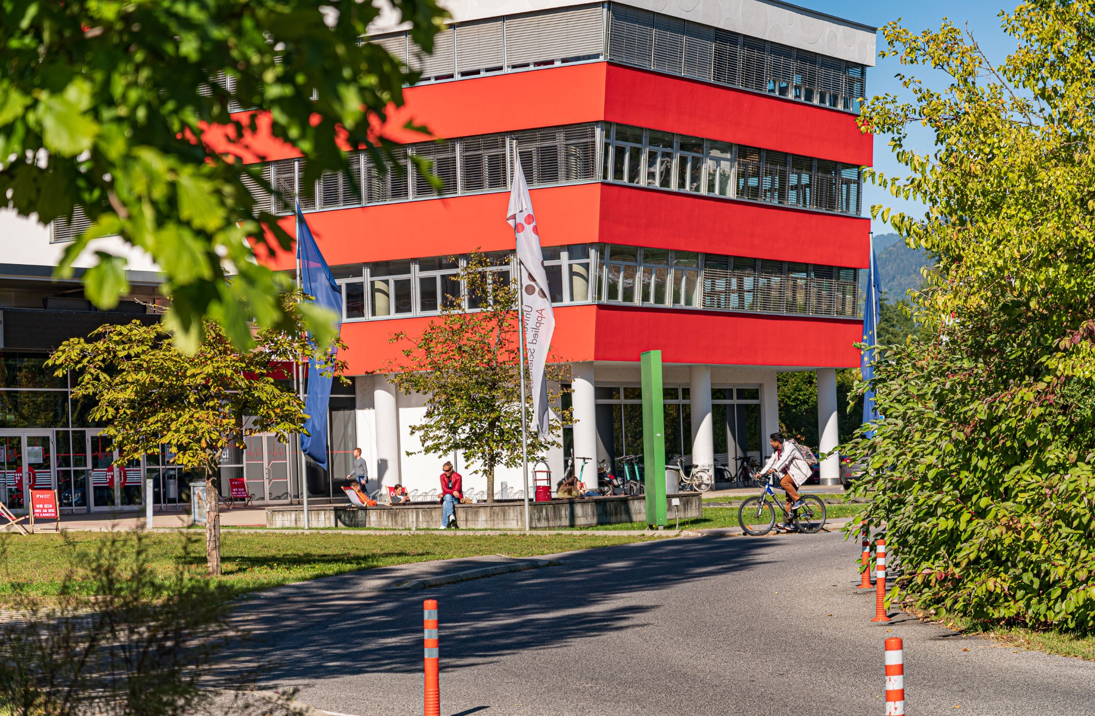 Studierende vor der FH Kärnten in Villach