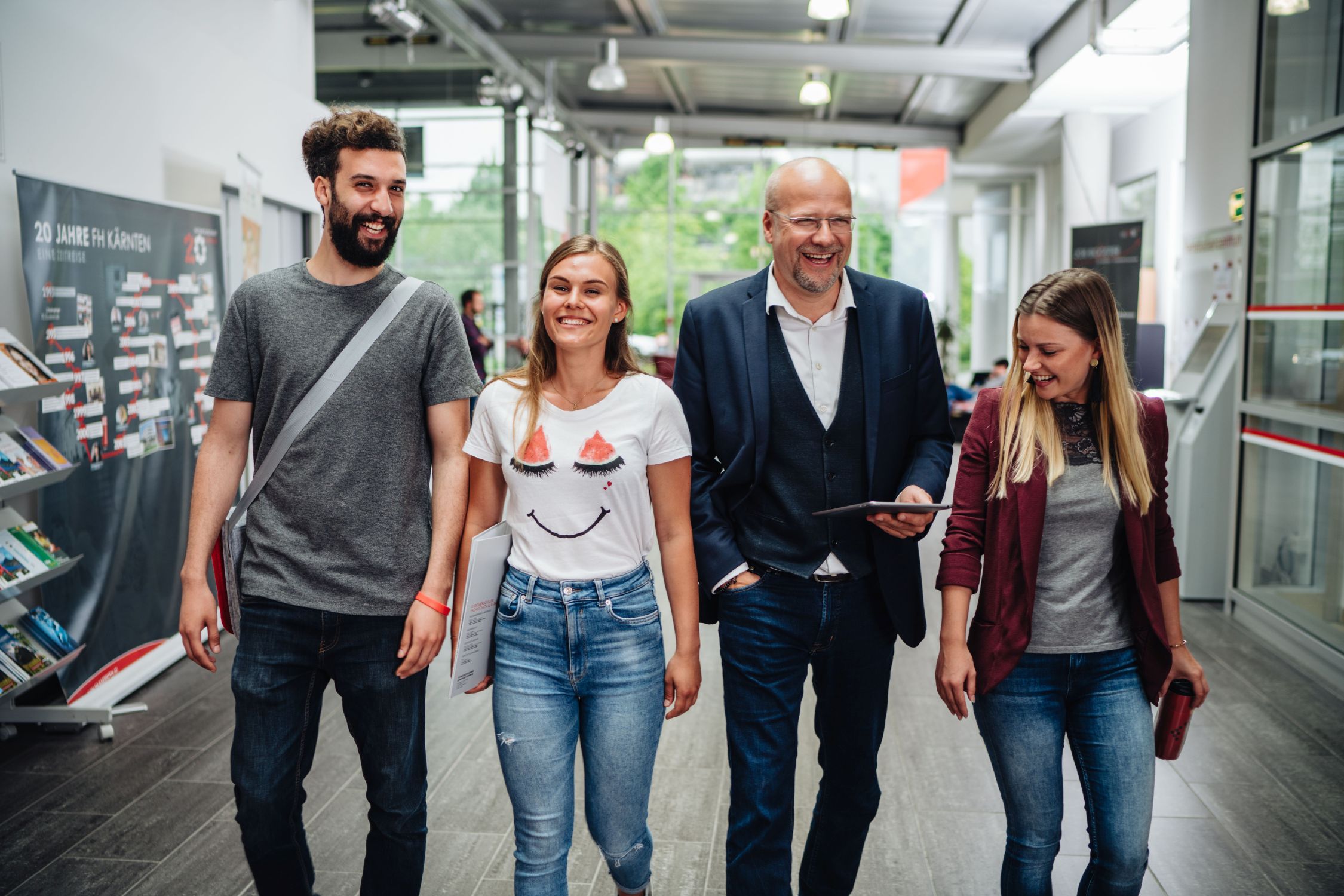 Studierende gehen durch die Räumlichkeiten der FH Kärnten