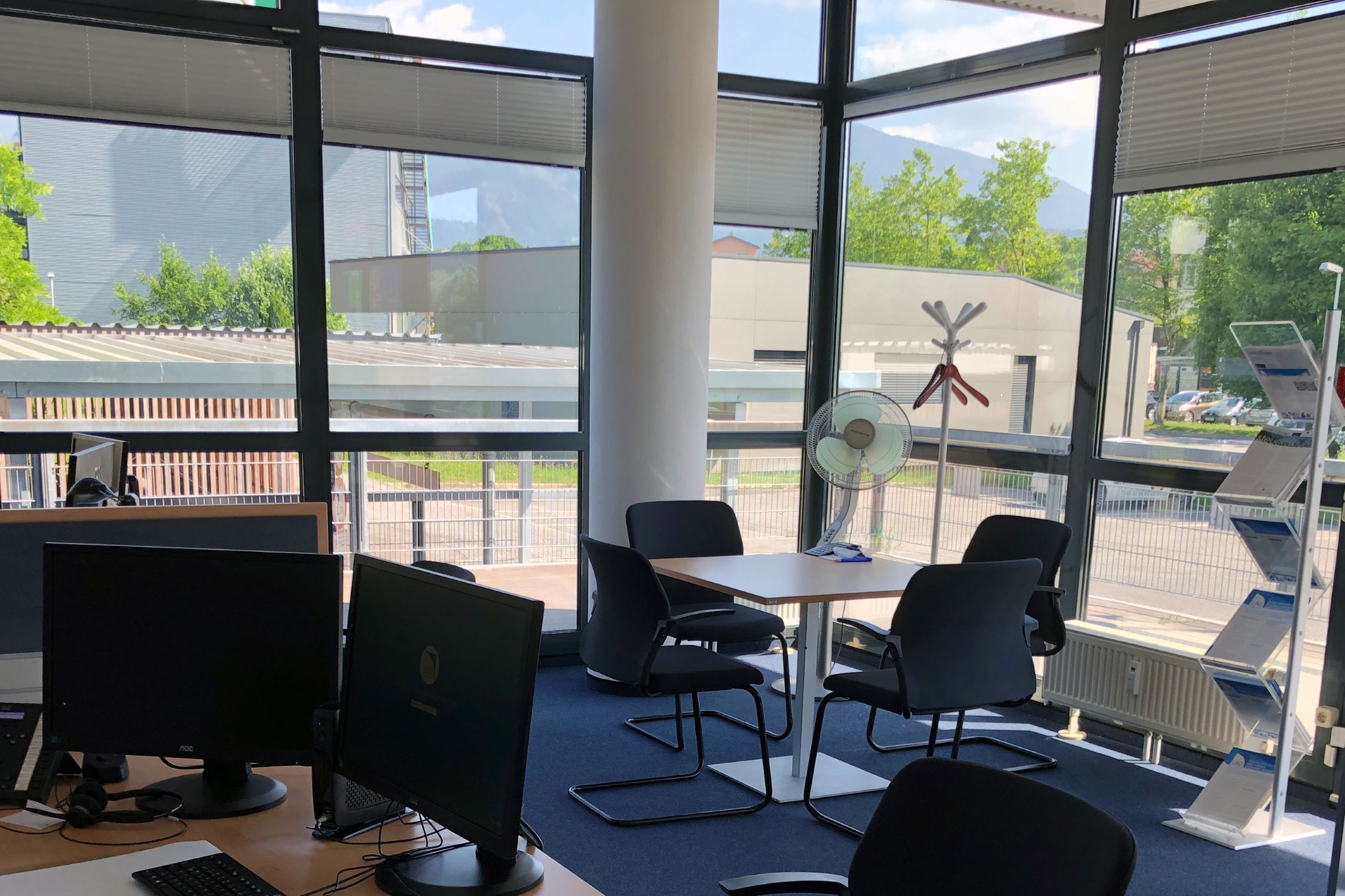 Desks and chairs in the office rooms of the LBG Kärnten