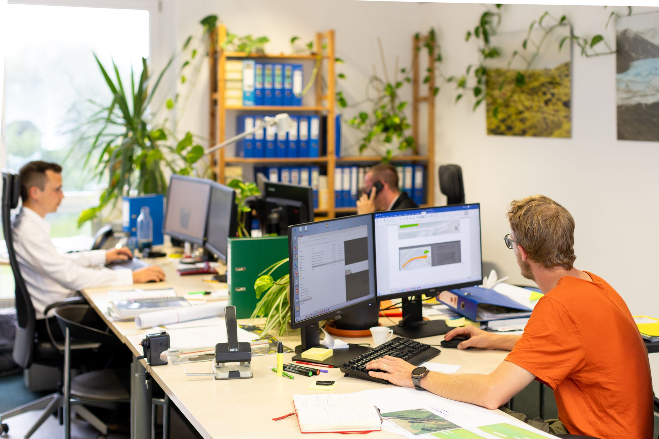 Mitarbeiter der LWK Ziviltechniker arbeiten am Bildschirm