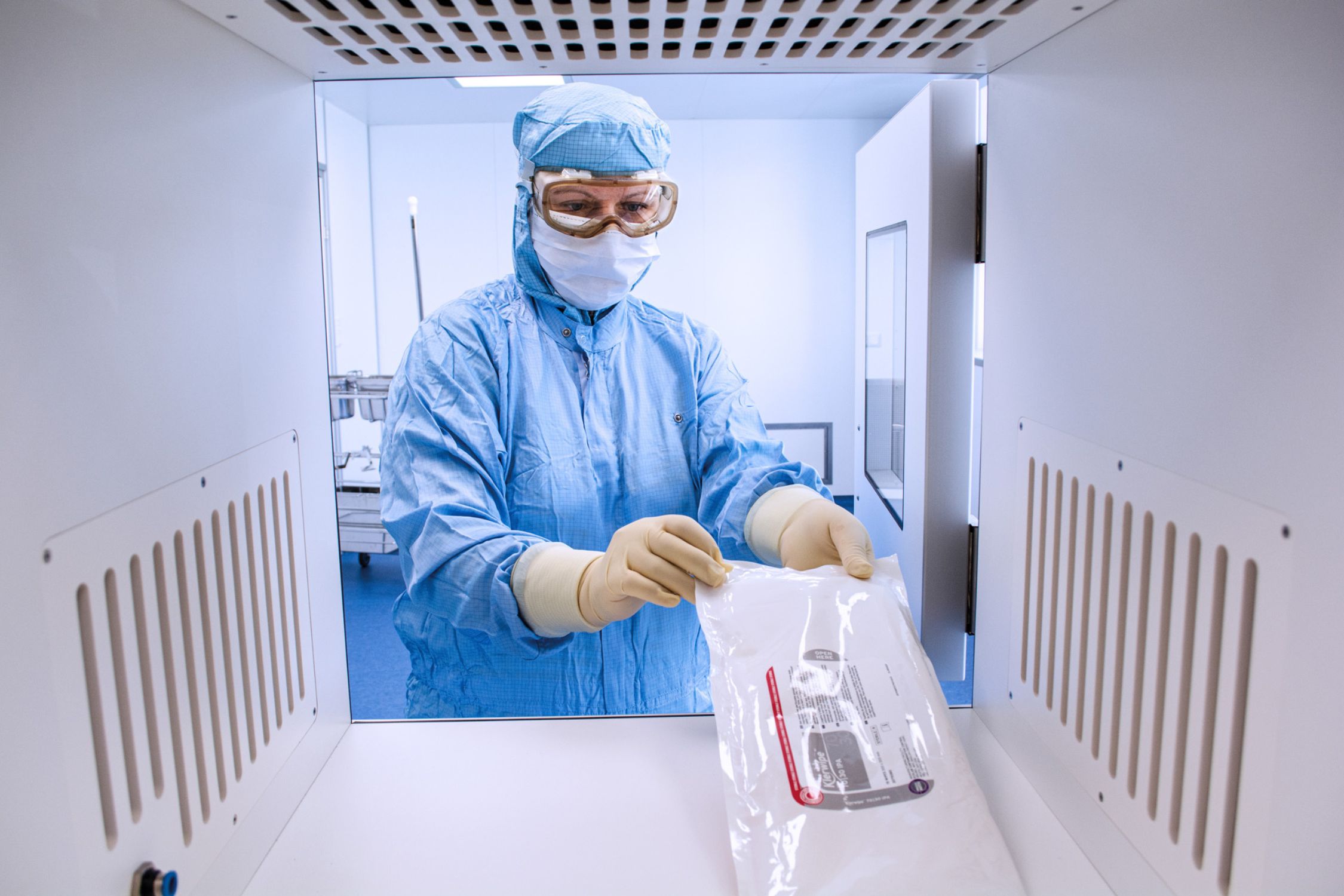 Employee working in the cleanroom
