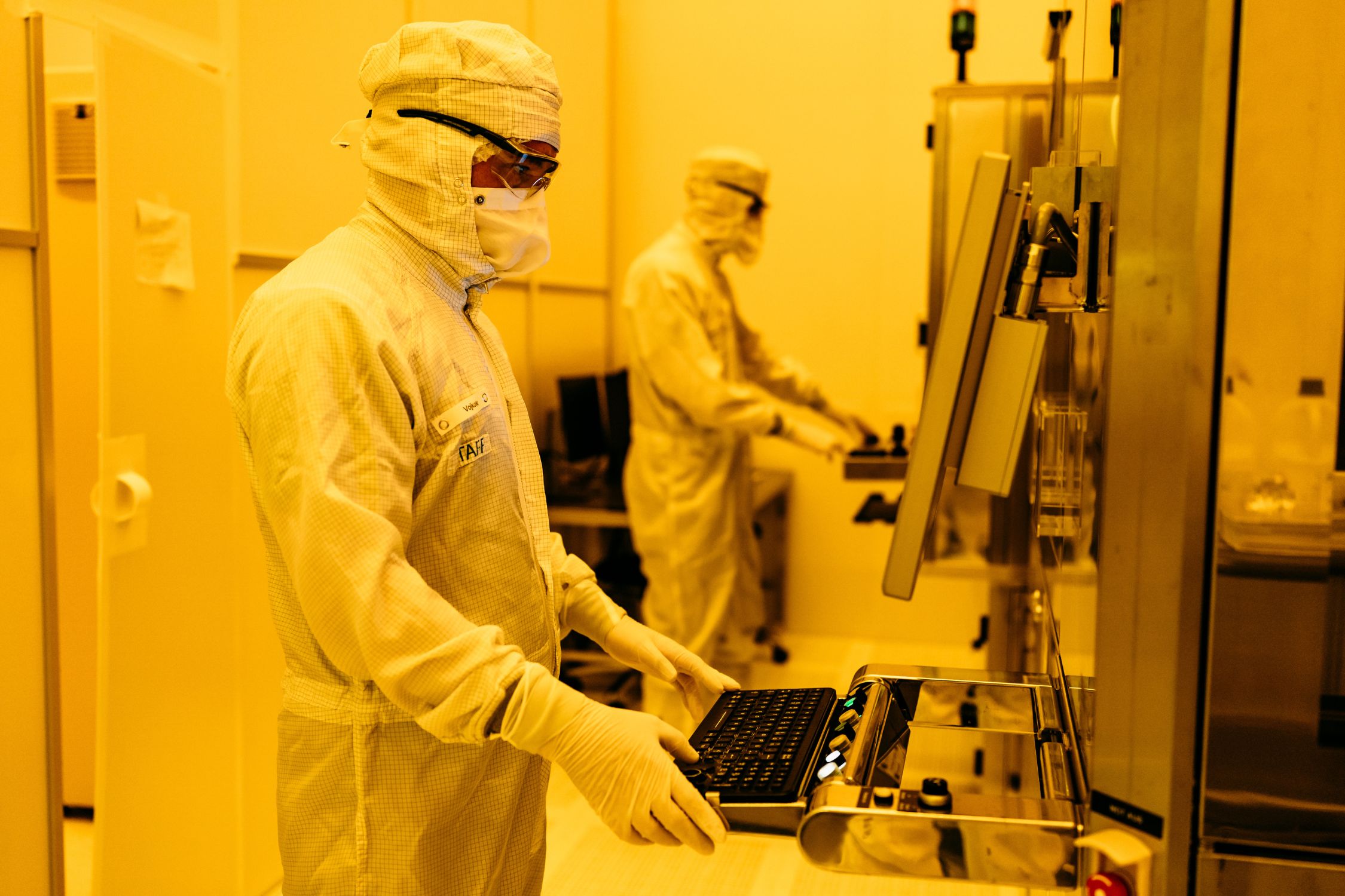 employees of Silicon Austria Labs in cleanroom protective clothing