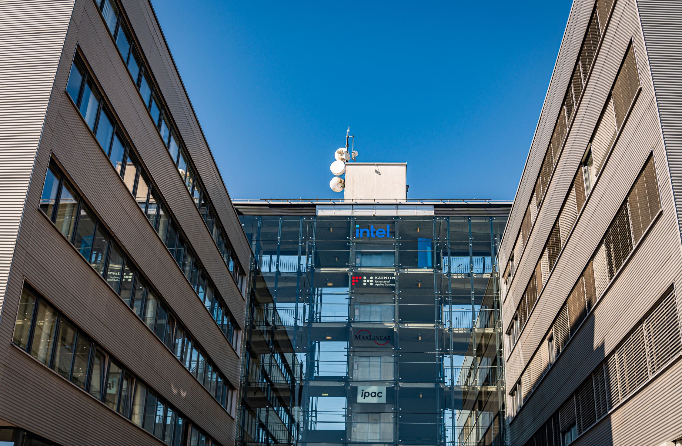 Die Fassade vom Gebäude T02 im tpv