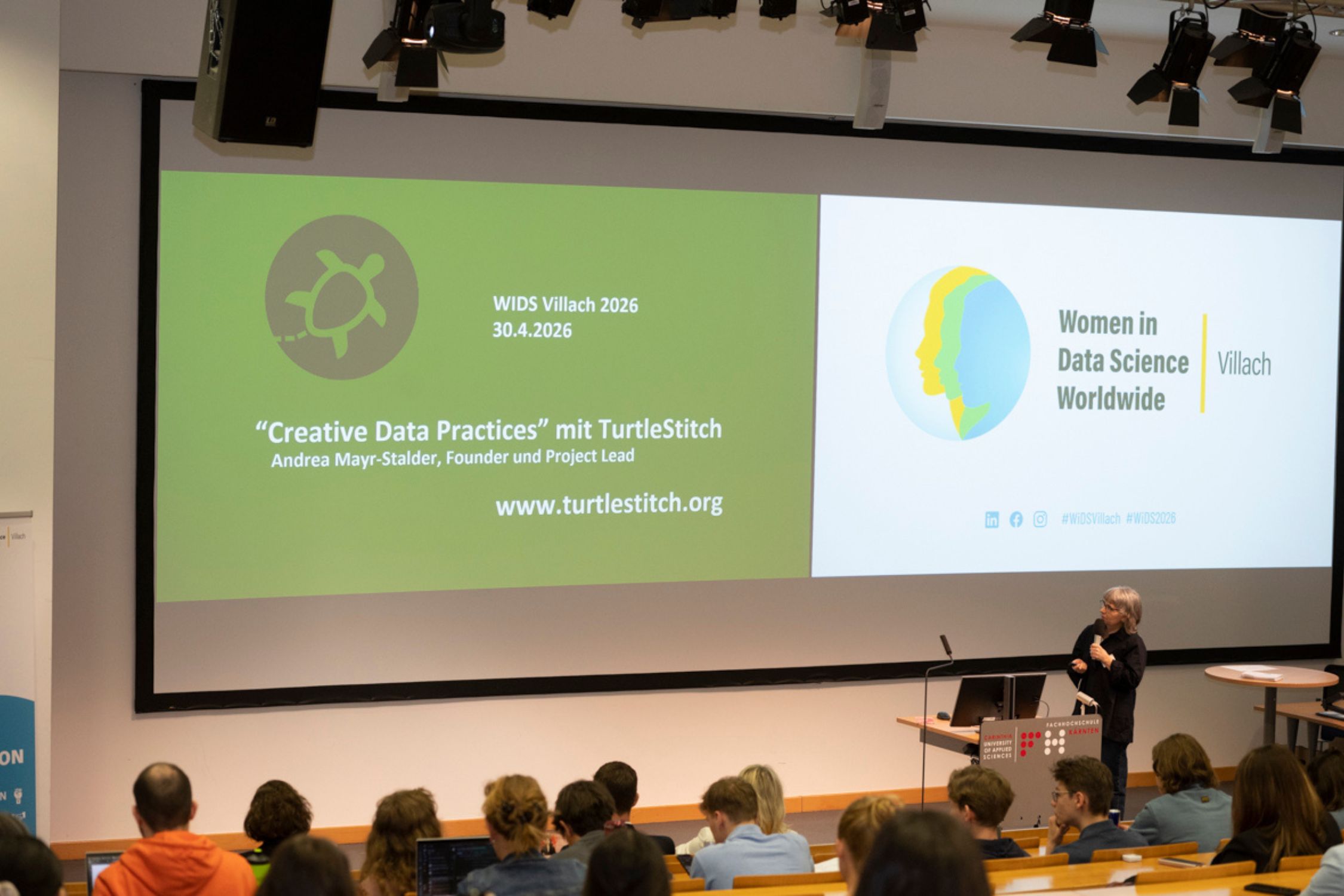 Vortrag bei der WiDS Villach Vortragende referiert über "Creative Data Practices"